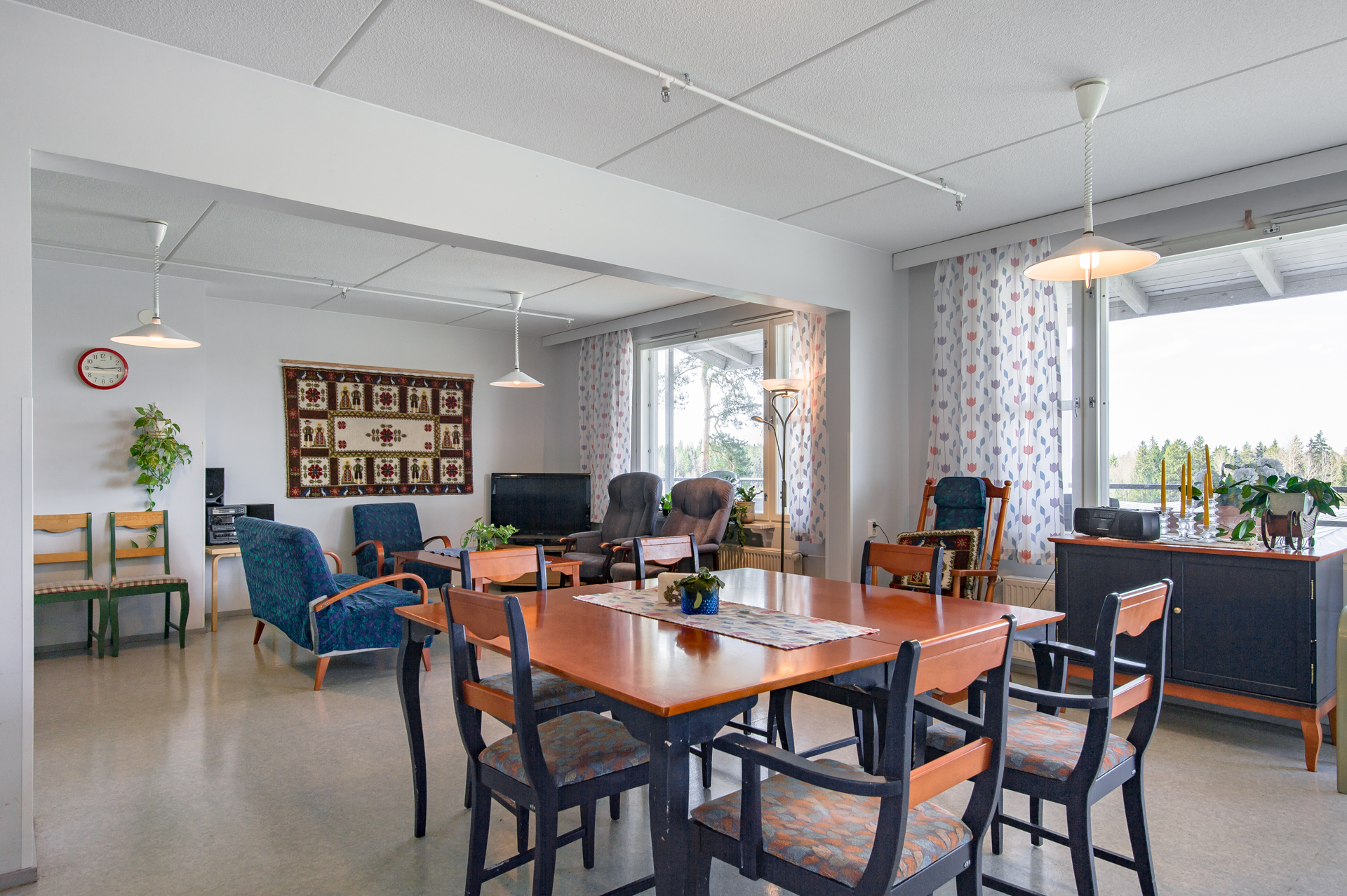 10Yhteinen tila jossa on poeytiae ja tuoleja